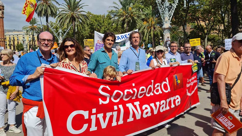 Una delegación de Sociedad Civil Navarra participa en la manifestación celebrada en Barcelona bajo el lema , "Español lengua vehicular también". SOCIEDAD CIVIL NAVARRA