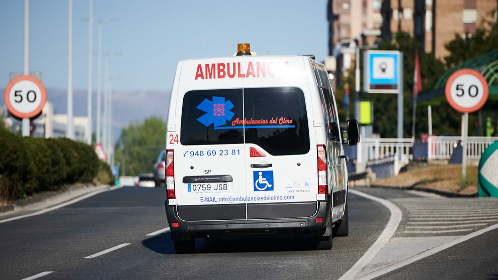 Una ambulancia circula por la Avenida de Navarra en Pamplona. PABLO LASAOSA