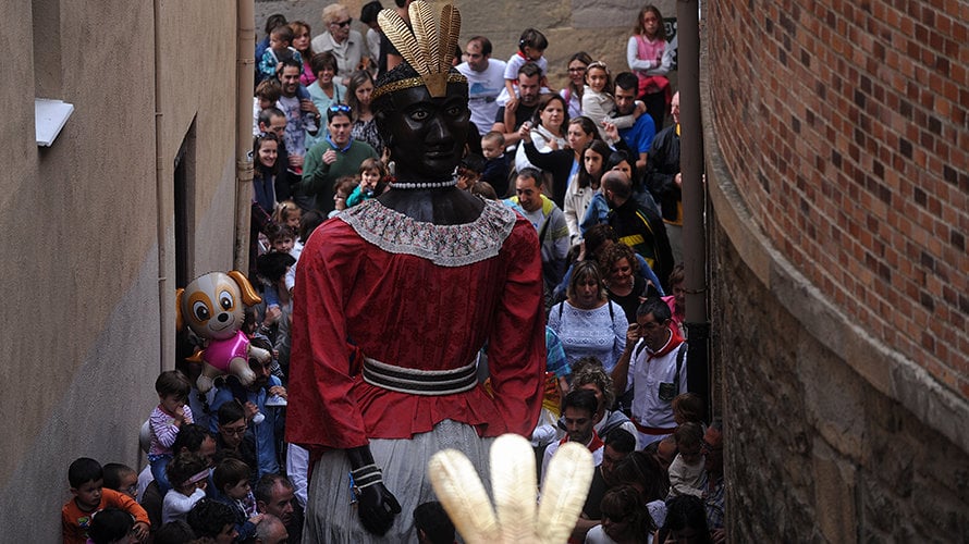 La comparsa de Gigantes sale por las calles de Pamplona en San Fermín Chiquito. MIGUEL OSÉS (20)