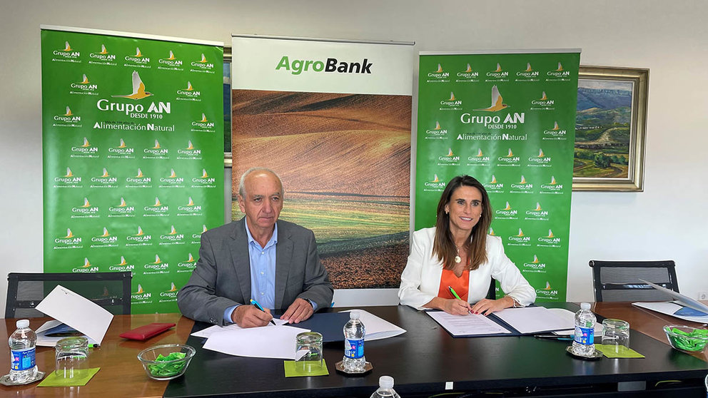 Isabel Moreno, directora territorial Ebro de CaixaBank, y Francisco Arrarás, presidente de Grupo AN, firman la renovación del convenio. CAIXABANK