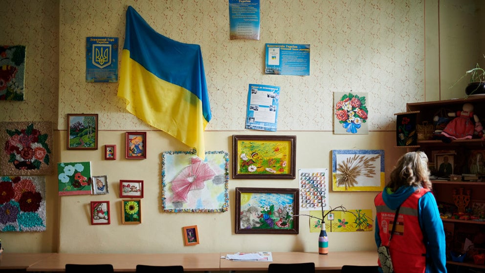 Una persona del Clúster SOS Ucrania en una de las salas del orfanato de Lviv, Ucrania. PABLO LASAOSA