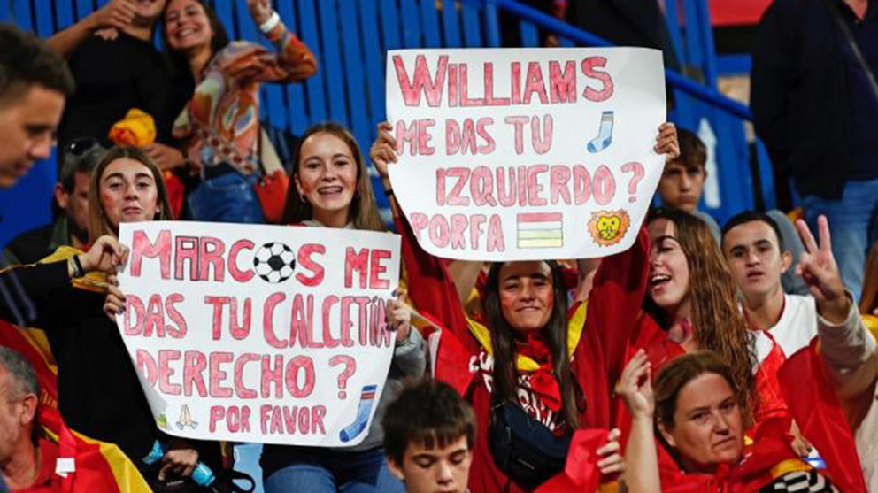 Pancarta a Nico Williams en el partido España - Suiza en la Romareda. @SEFutbol.