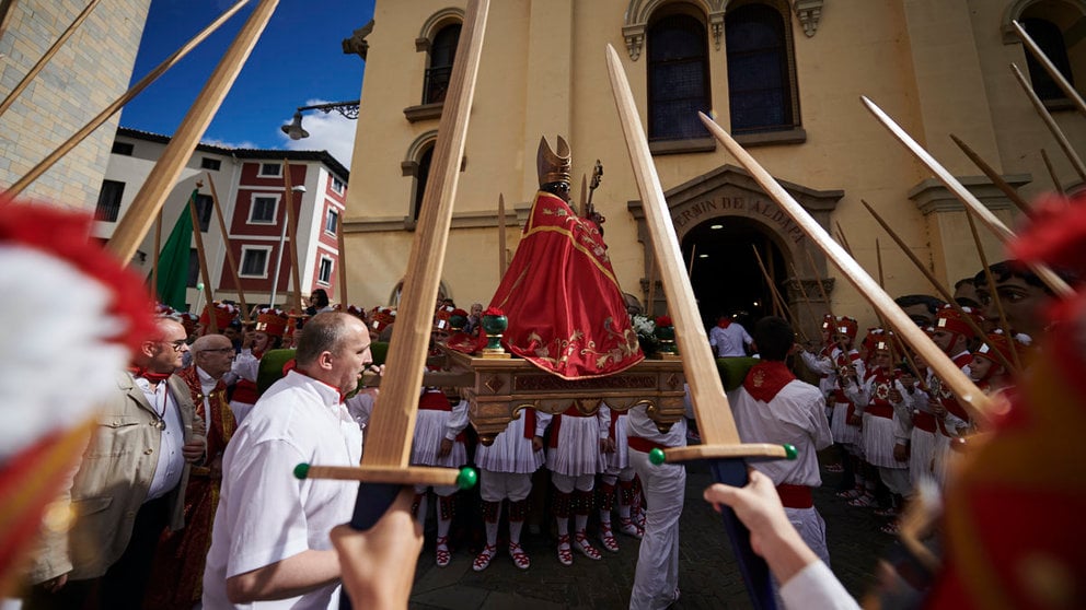 Procesión de San Fermín de Aldapa 2022 acompañada del grupo de danzas Duguna y de la Comparsa de Gigantes y Cabezudos. PABLO LASAOSA