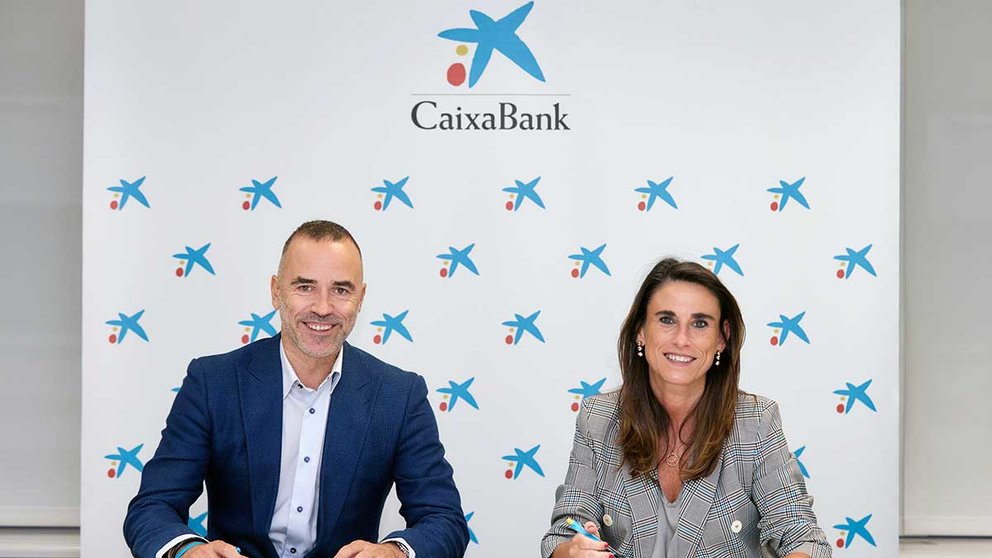Isabel Moreno, directora territorial Ebro de CaixaBank, y Héctor Barbarin, director general de CNTA. CAIXABANK