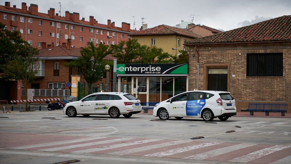 Taxis en la estación de trenes Renfe de Pamplona. IRANZU LARRASOAÑA