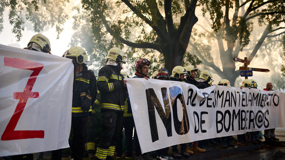 Bomberos de Navarra se concentran en Pamplona en protesta por la situación vivida durante el verano con los incendios forestales. PABLO LASAOSA