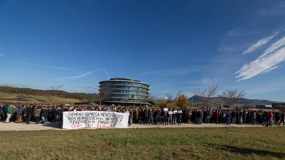 La plantilla de Siemens-Gamesa en una protesta anterior, también relativa a unos despidos. IÑIGO ALZUGARAY