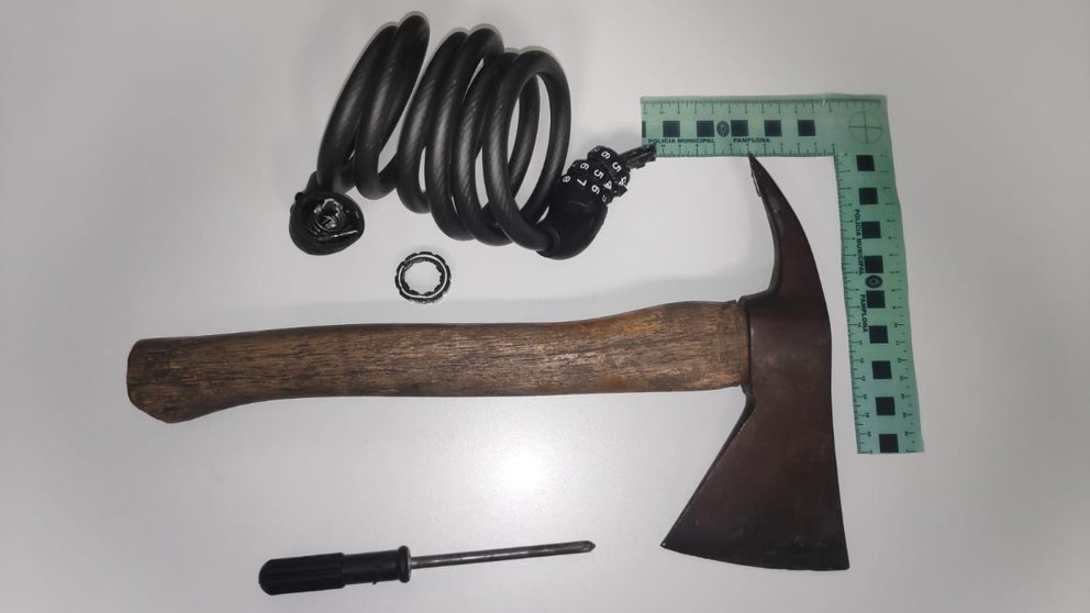 Fotografía de las herramientas incautadas y el candado que trataba de romper el sospechoso. POLICÍA MUNICIPAL DE PAMPLONA