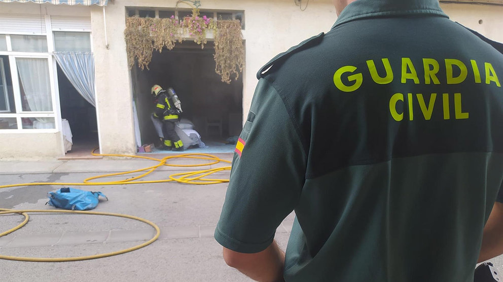 Guardia Civil y Bomberos acuden a sofocar un incendio en Funes. GUARDIA CIVIL