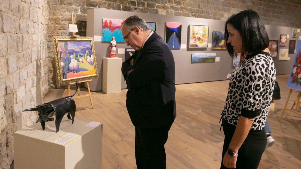 El alcalde de Pamplona, Enrique Maya, visitó la exposición en la que se muestra la obra adquirida por el Ayuntamiento. CEDIDA