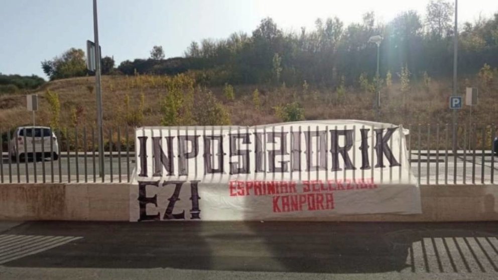 Pancarta de Indar Gorri a las puertas de El Sadar rechazando la participación de la Selección Española de futbol femenino en Pamplona.