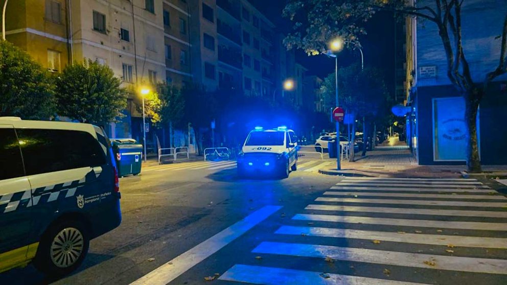 Dos coches de la Policía Municipal de Pamplona de patrulla nocturna por la ciudad. POLICÍA MUNICIPAL de PAMPLONA