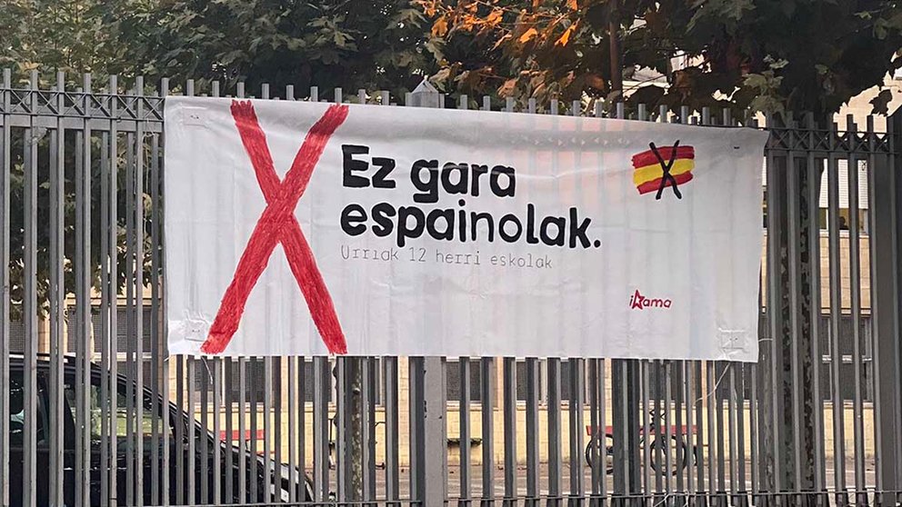 Carteles contra España en el instituto Biurdana de Pamplona.