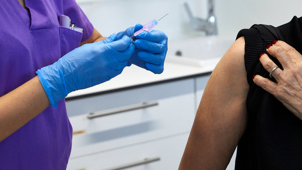 La consejera de Salud, Santos Induráin, recibe la vacuna de la gripe junto con la dosis de refuerzo frente al COVID-19, coincidiendo con la apertura de la campaña de vacunación en población vulnerable. IÑIGO ALZUGARAY