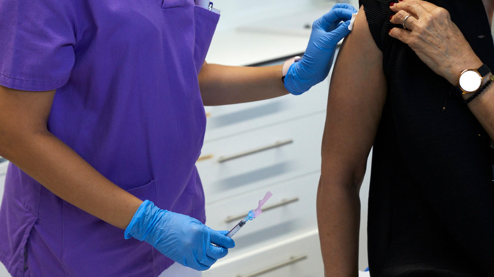 La consejera de Salud, Santos Induráin, recibe la vacuna de la gripe junto con la dosis de refuerzo frente al COVID-19, coincidiendo con la apertura de la campaña de vacunación en población vulnerable. IÑIGO ALZUGARAY