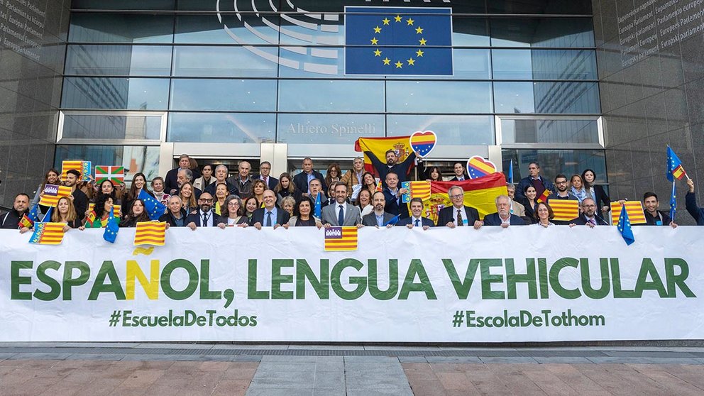 La Asociación Pompaelo defiende el español en el Parlamento Europeo en Bruselas.