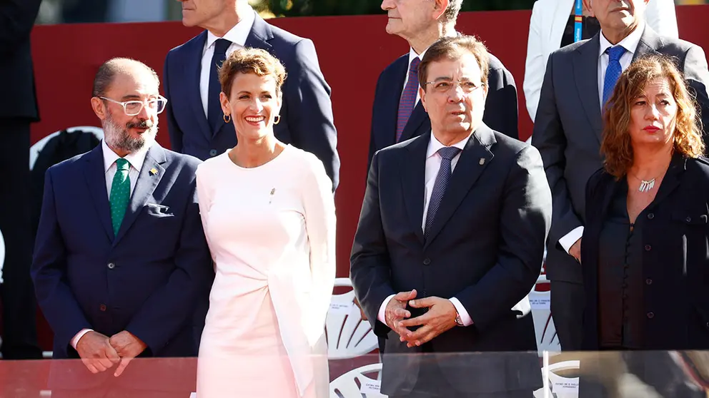 MADRID, 12/10/2022.- Los presidentes de Aragón, Javier Lambán (i); Navarra, María Chivite  (2i); Extremadura, Guillermo Fernández Vara y Baleares, Francina Armengol (d), en el palco de autoridades durante el desfile del Día de la Fiesta Nacional, este miércoles, en Madrid. EFE/ Rodrigo Jiménez
