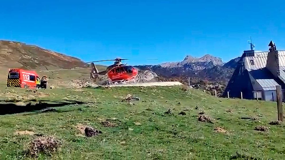 El helicóptero medicalizado aguarda junto al refugio de Belagua la llegada del senderista. BOMBEROS DE NAVARRA