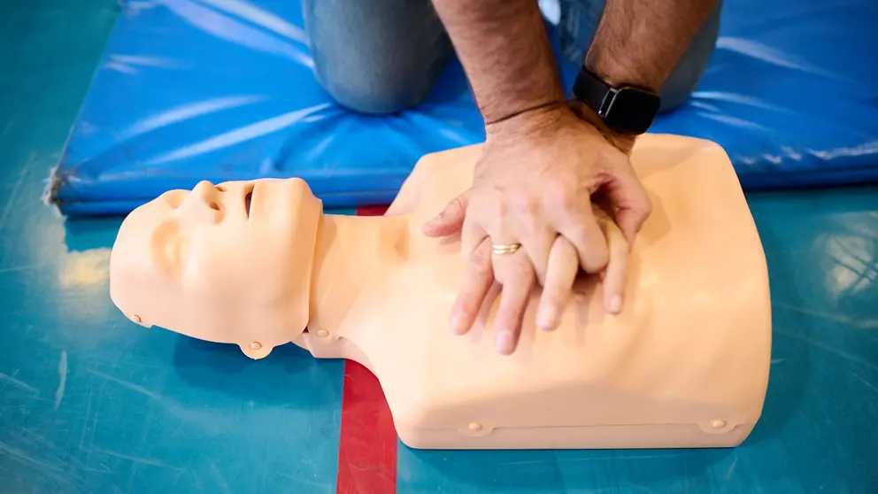 El Instituto Navarro del Deporte a trav&eacute;s del Centro de Estudios, Investigaci&oacute;n y Medicina del Deporte (CEIMD) organiza, con motivo de la celebraci&oacute;n del D&iacute;a Mundial de la Parada Card&iacute;aca, una demostraci&oacute;n de reanimaci&oacute;n cardiopulmonar conjunta. PABLO LASAOSA