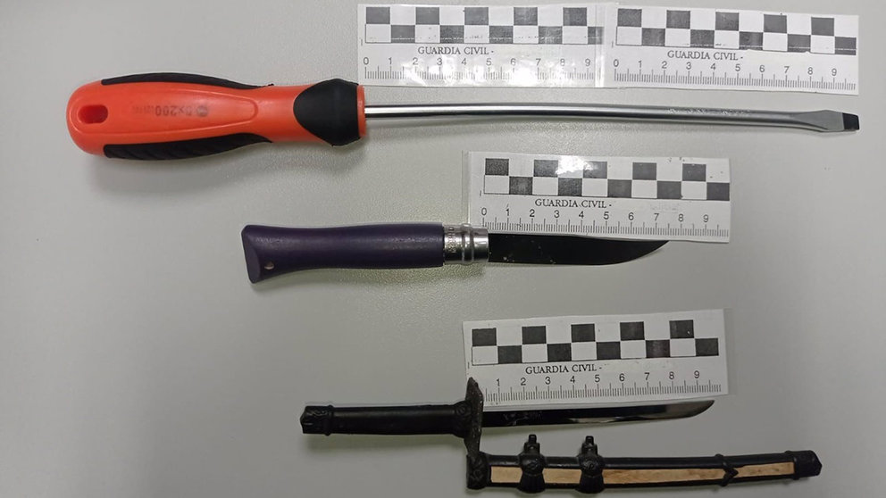Armas que portaba el detenido en Estella. GUARDIA CIVIL