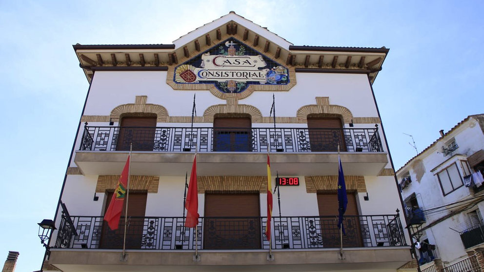 El Ayuntamiento de Funes remodela su fachada bajo un estilo moderno y sostenible. AYUNTAMIENTO DE FUNES