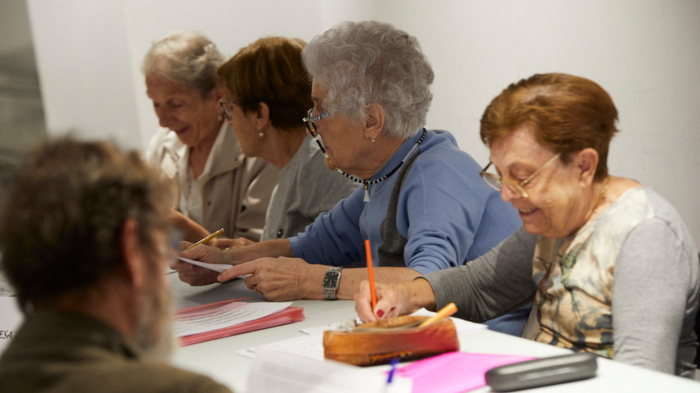 Visita de la comisión de Asuntos Ciudadanos a los talleres 'En Marcha', organizados por el Ayuntamiento para promover el envejecimiento activo entre las personas mayores de 65 años. IÑIGO ALZUGARAY