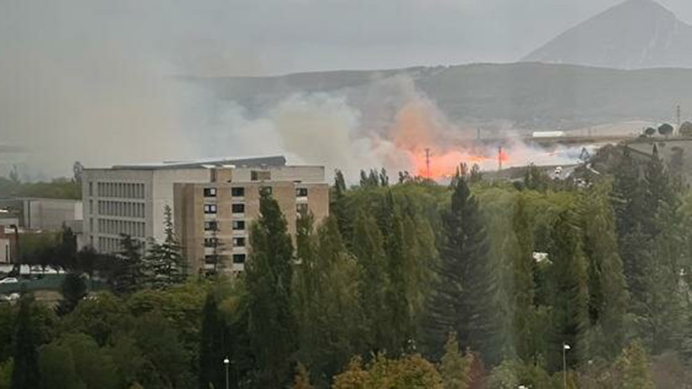 Incendio en Pamplona, junto a la Universidad de Navarra y Cordovilla.