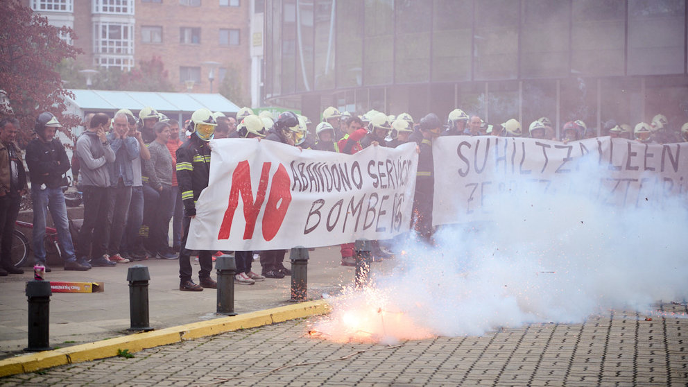 Concentración de bomberos de Navarra en protesta por el "abandono" del servicio, coincidiendo con la asistencia del consejero Remírez a unas jornadas sobre incendios en el hotel Iruña Park. PABLO LASAOSA