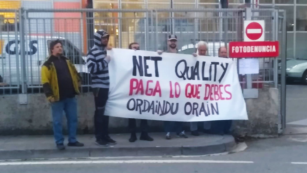 Trabajadores y extrabajadores de la empresa navarra Netquality se concentran para exigir el pago de sus nóminas. CEDIDA