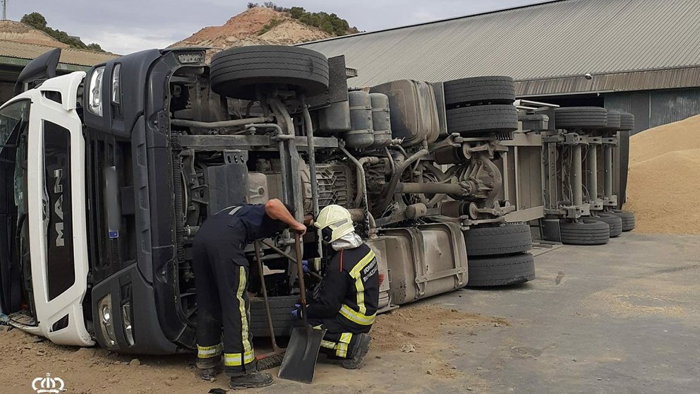Herido el conductor de un camión en un accidente laboral en Arguedas. BOMBEROS DE NAVARRA
