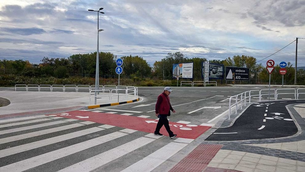 Un viandante cruza el nuevo acceso peatonal y ciclista recién construido entre el barrio de San Jorge de Pamplona y Orcoyen. AYUNTAMIENTO DE PAMPLONA