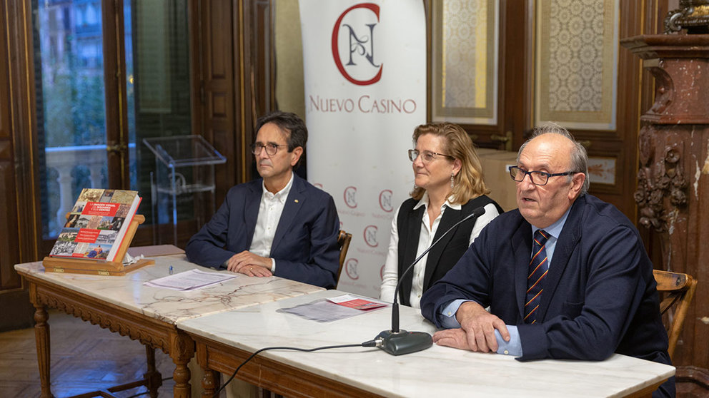 De izquierda a derecha, Carmen Jusué, Agustín Guibert, Rosalía Baena, Ricardo Fernández Gracia y Pilar Andueza, en la presentación del libro. CEDIDA