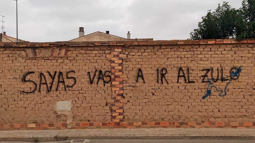 Muro en el que ha aparecido la pintada en contra del diputado navarro Sergio Sayas. TWITTER