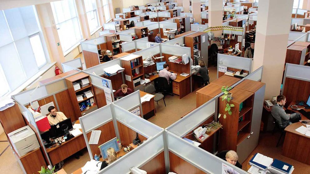 Imagen-de-una-oficina-con-varios-trabajadores-en-sus-respectivos-cubículos-ARCHIVO