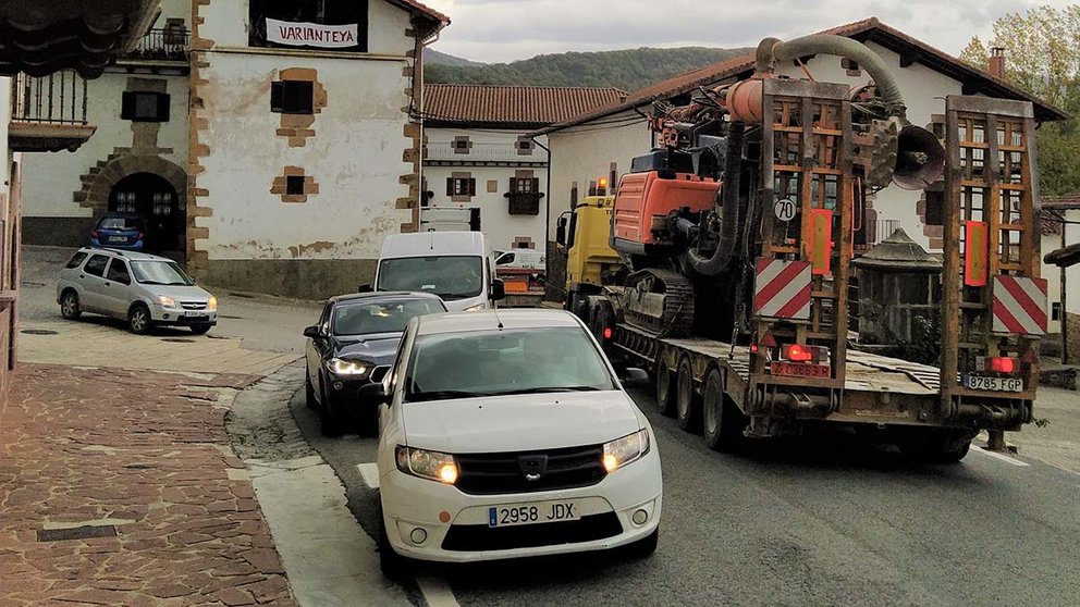 Intenso tráfico en la localidad navarra de Arraiz, por el que los vecinos de la localidad solicitan la construcción de una variante. CEDIA