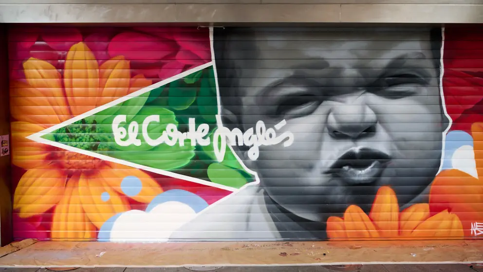 El Corte Inglés de Pamplona decora una de sus persianas con un grafitti del artista Nexgraff. PABLO LASAOSA
