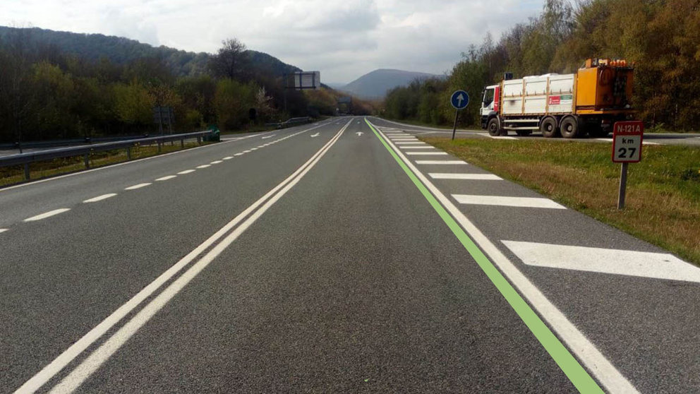 Aspecto visual de las nuevas líneas de color verde en carreteras. NAVARRA.COM