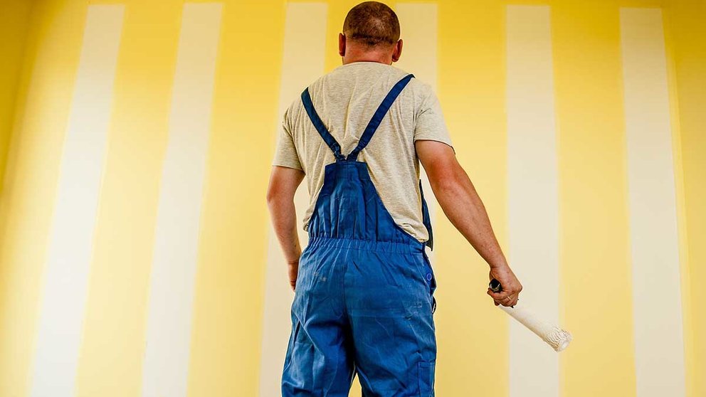 Un pintor efectúa su trabajo en una vivienda. ARCHIVO