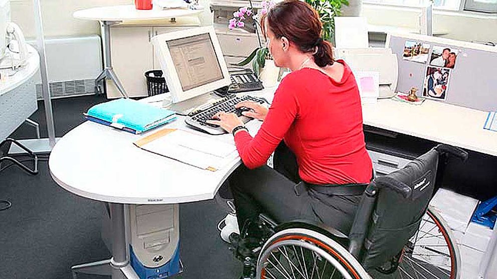 Una mujer en silla de ruedas en su puesto de trabajo. ARCHIVO
