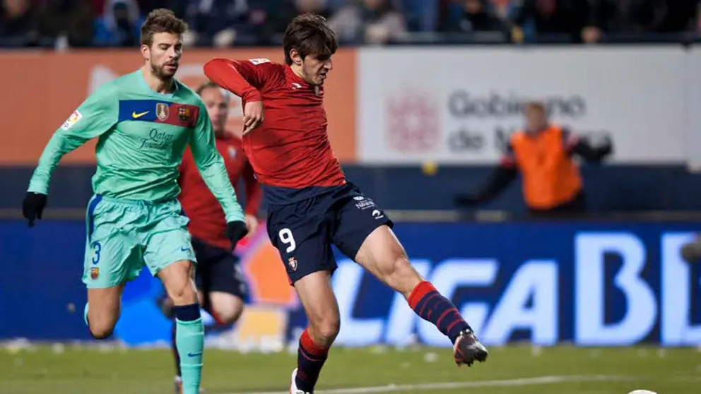 Gol de Lekic ante Piqué en el Osasuna - Barcelona (3-2) de la temporada 2011-12. Daniel Fernández.