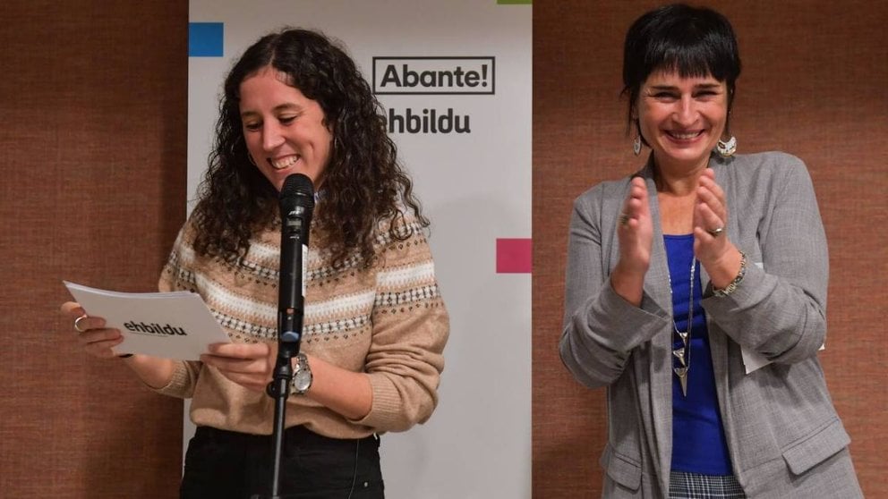 Edurne León, candidata de EH Bildu en Pamplona, junto a la candidata a la presidencia del gobierno de Navarra, Laura Aznal.