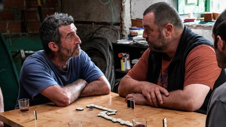 Luis Zahera y Denis Ménochet en la partida de domino más tensa del cine.