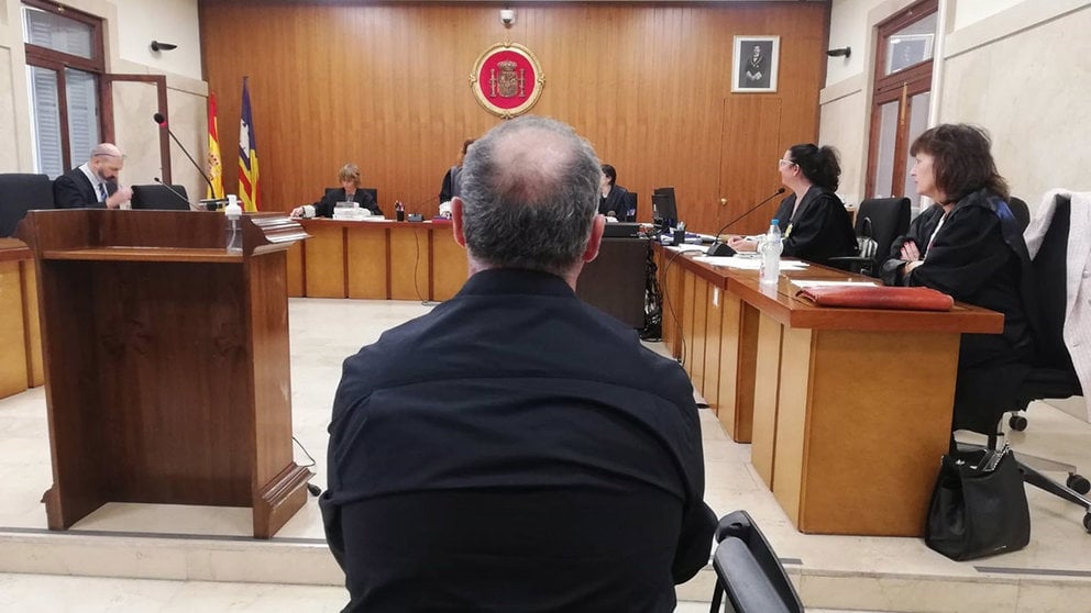 El acusado de abusos sexuales a su hija, sentado para el juicio en la Audiencia Provincial este martes. EUROPA PRESS