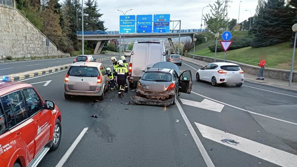 Accidente de tráfico consistente en la colisión múltiple de tres vehículos ocurrido en la Autovía del Camino a la altura de Zizur Mayor, dirección Pamplona. BOMBEROS DE NAVARRA