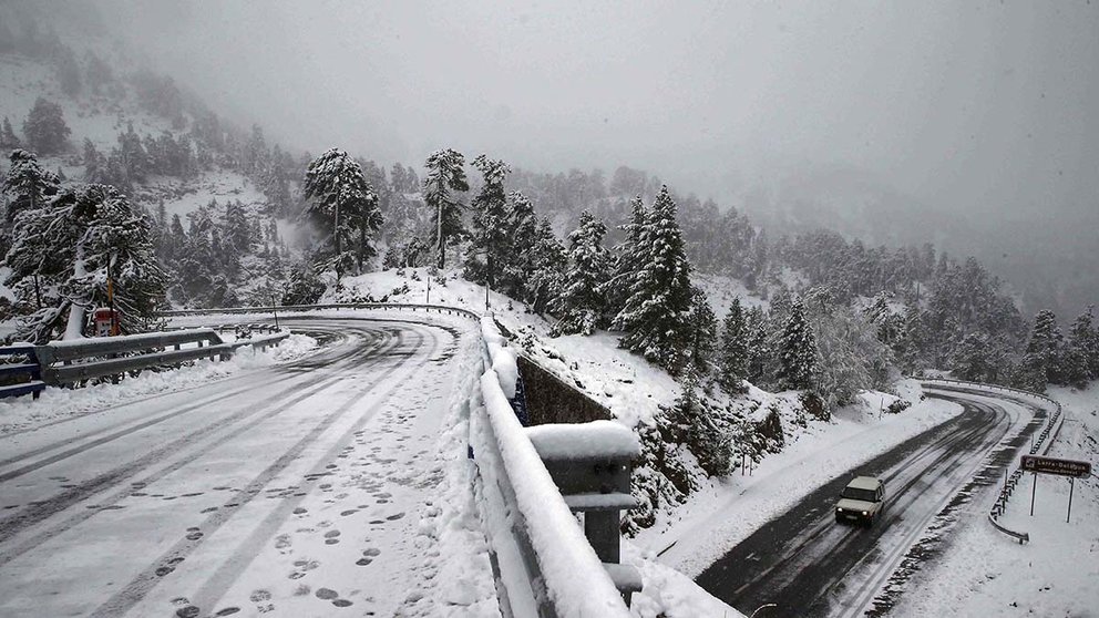 Un vehículo circula por la N-137 en una jornada en la que la nieve ha cubierto las montañas del pirineo navarro en la primera nevada de la temporada. La cota de nieve se situará alrededor de los 1.000 metros, aunque bajará al final del día a unos 800 metros, según la Agencia Estatal de Meteorología. EFE/Jesús Diges