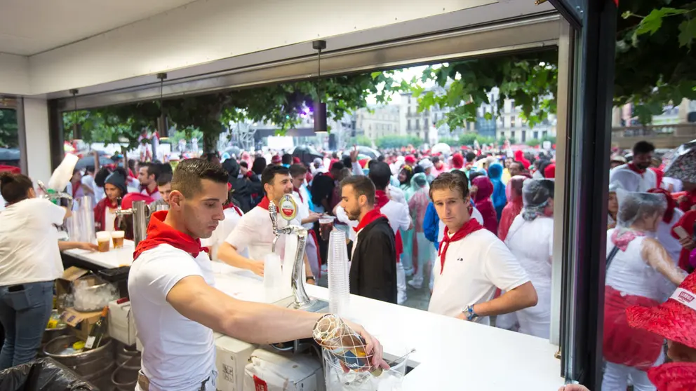 Barras de San Ferm&iacute;n en la Plaza del Castillo de Pamplona el d&iacute;a del Chupinazo de los Sanfermines de 2022. ALEJANDRO VELASCO