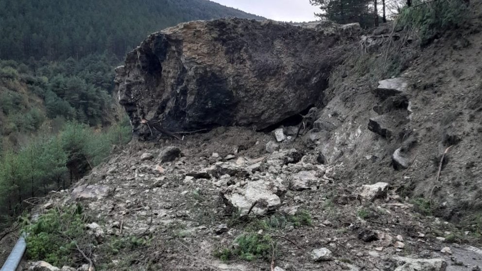 Un desprendimiento de tierra ha cortado la carretera de acceso a Ilúrdoz. CEDIDA