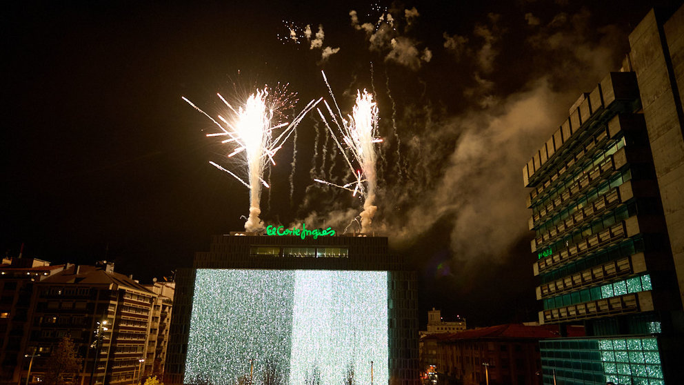 El Corte Inglés celebra su tradicional encendido de luces de navideñas con fugos artificiales por 2022 en Pamplona. PABLO LASAOSA
