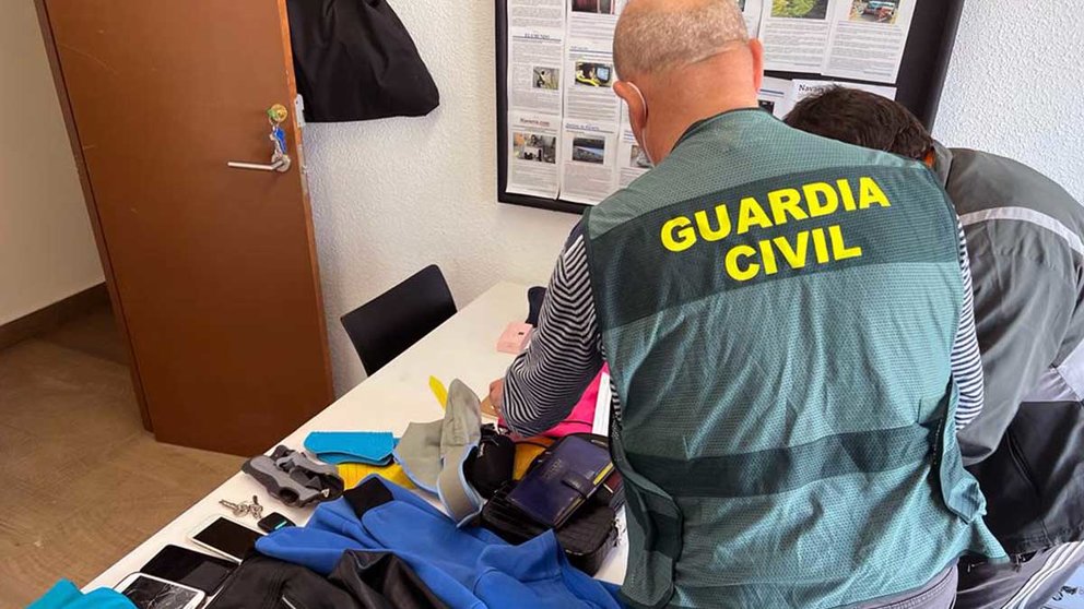 La Guardia Civil inspecciona los artículos robados del vehículo en Peralta. GUARDIA CIVIL
