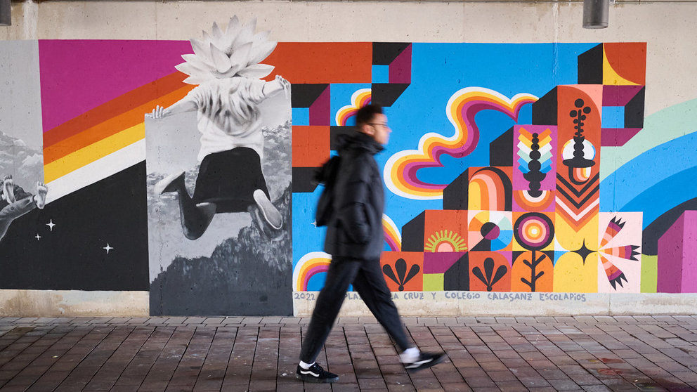 presentación del mural colaborativo de arte urbano realizado por alumnado de Secundaria en la Milagrosa en la plaza peatonal bajo la rotonda en que confluyen la calle Tajonar y la avenida de Cataluña. PABLO LASAOSA